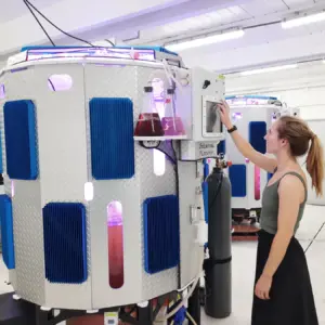 宇宙船のような装置が水産業を変える！インダストリアル・プランクトン社の微細藻類向けフォトバイオリアクターの革新力