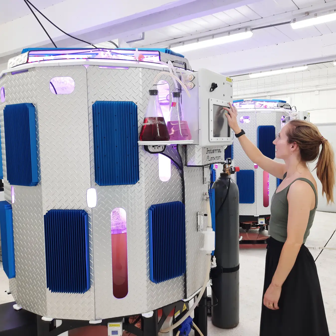 宇宙船のような装置が水産業を変える!インダストリアル・プランクトン社の微細藻類向けフォトバイオリアクターの革新力
